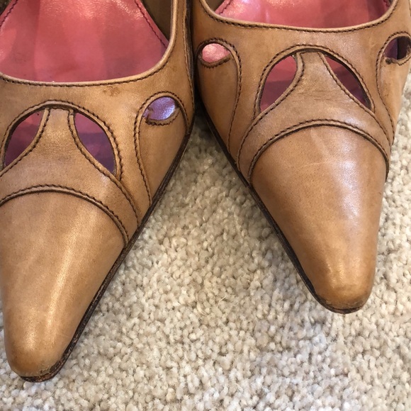 PRADA VINTAGE TAN LEATHER PUMPS - Picture 4 of 10